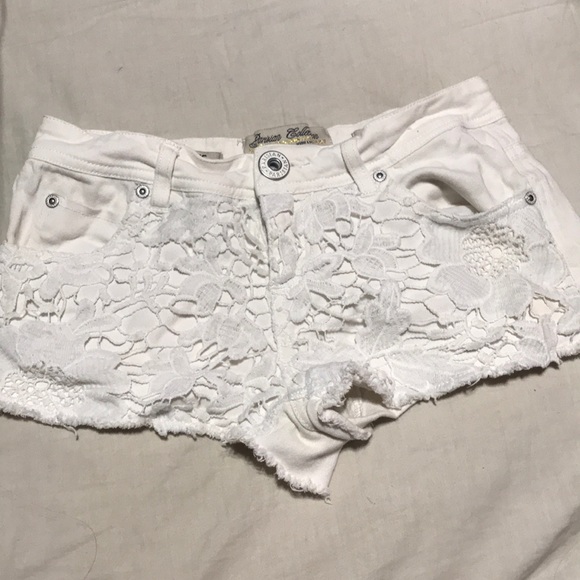 White shorts - Picture 1 of 2